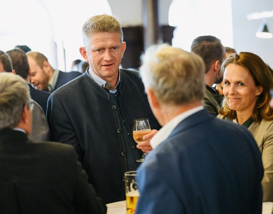 Martin Köllersberger im Gespräch mit Kolleg:innen der Salzburger Volkspartei